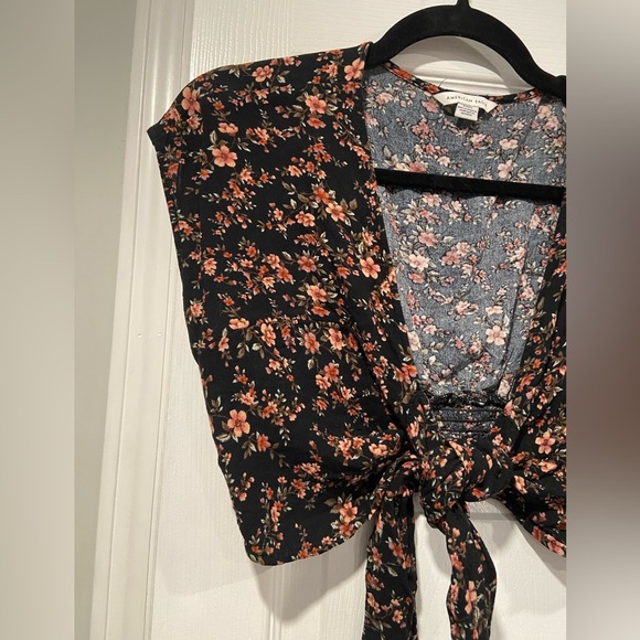 American Eagle Size S Black Floral Cap Sleeve Front Tie Smocked Waist Crop Top - Picture 4 of 11